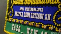 Belasan karangan bunga dukacita berada di lokasi. Sejumlah warga juga berada di lokasi untuk menyampaikan dukacita.  (Foto: Samsudhuha Wildansyah/detikcom)