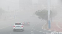 Pasir halus terbang terbawa angin! Namun sepertinya warga kota sudah biasa. Di sini iklimnya gurun pasir dingin, bukan sub tropis (Fitraya/detikTravel)