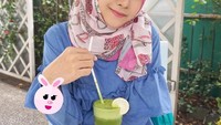 Healthy drink, tulisnya. Kira-kira jus apa ya yang diminum aktris bernama lengkap Anisa Rahma Adi itu? Foto: Instagram @anisarahma_12