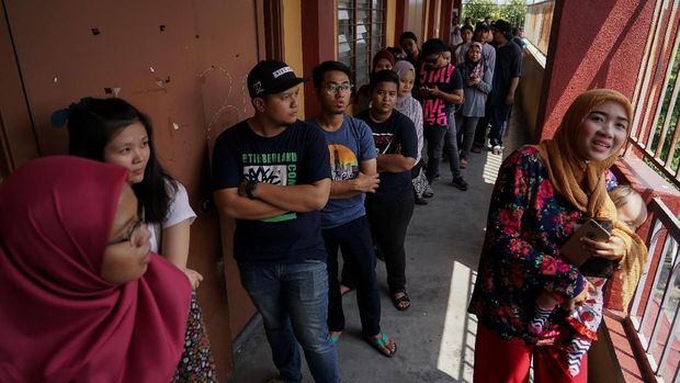 Warga di Kuala Lumpur dengan sabar mengantre demi menggunakan hak suara