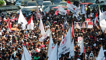 Mereka menolak aturan Peraturan Menteri Kominfo Nomor 12 Tahun 2016 tentang Registrasi Pelanggan Jasa Telekomunikasi, khususnya pada Pasal 11 yang berisikan pembatasan registrasi, yakni satu Nomor Induk Kependudukan (NIK) untuk tiga kartu perdana.