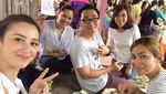 Hobi Buat Kue dan Kulineran, Ini Gaya Cantik Julie Estelle Saat Makan