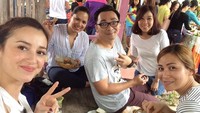 Saat berkunjung ke Parigi di Sulawesi, Julie terlihat asyik menikmati makan siang dengan makanan khas Parigi lengkap ditemani es buah segar. Foto: Instagram @julstelle