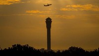 Biasanya titik tertinggi bandara manapun ada di menara kontrol udara (ATC). Berdiri setinggi 133,8 meter, Tower West di Kuala Lumpur International Airport adalah menara ATC tertinggi di dunia ini (CNN Travel)