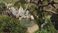 Foto: Pantai Gulpiyuri di kejauhan (nenikita89/Instagram)