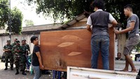 Warga mengevakuasi barang-barangnya.