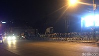 Pada sekitar pukul 00.12 WIB, Rabu (9/5/2018), polisi memasang kawat berduri di sekitar pintu gerbang Mako Brimob. Kawat berduri dipasang persis di depan pintu gerbang. 