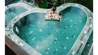 Sedang menginap di Ubud, pemilik nama asli Bimantara Budimansyah dan sang istri terlihat romantis sarapan bersama di kolam renang. Kekinian banget ya! Foto: Instagram @tarrabudiman