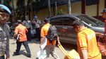 Momen 6 Kantong Jenazah dari Mako Brimob Diturunkan di RS Polri