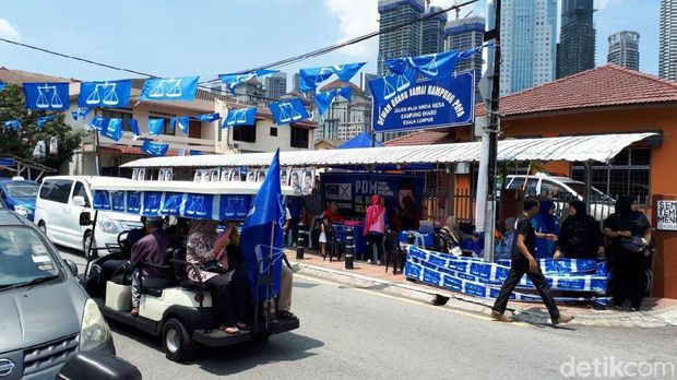 Para pemilih diantar ke TPS dengan mobil golf
