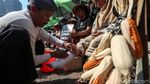 Tolak Pabrik Semen, Aksi Cor Kaki di Depan Kedubes Jerman