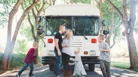 Brandon dan Ashley Trebitowski mengubah bus Blue Bird menjadi rumah mobil yang menawarkan denah lantai terbuka dan perabotan buatan sendiri. Rumah ini ditempati dengan tiga anak mereka. Inhabitat/Istimewa.