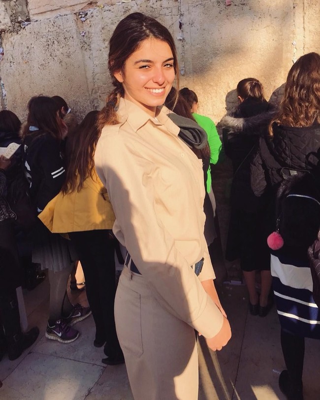 Bagaimana menurutmu dengan penampilan Noa si model yang kini tengah bertugas menjadi tentara Israel ini? Foto: Instagram