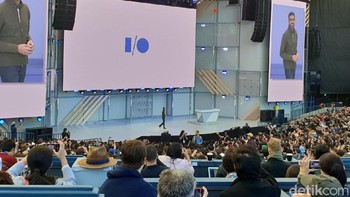 Tepat pukul 10 waktu setempat, CEO Google Sundar Pichai naik ke panggung dan langsung mendapatkan sambutan tepuk tangan meriah dari sekitar 7.000 pengunjung yang memadati tempat acara. Foto: detikINET/Fino Yurio Kristo