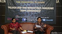 Dua Komisioner Komnas HAM yang juga Tim Pemantau Pilkada 2018 Amiruddin (kiri) bersama Munafrizal Manan (kanan) memberikan pemaparan tentang catatan kritis terkait persiapan penyelenggaraan Pilkada 2018, di kantor Komnas HAM, Jakarta, Rabu (9/5).