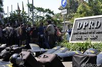 Geruduk Kantor Dewan, Massa Komat Desak Bupati Cianjur Lengser