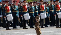 Parade Hari Kemenangan digelar di Lapangan Merah Moskow. (Foto: Dok. Maxim Shipenkov/Pool via REUTERS)