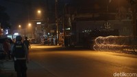 Suasana mencekam ini merupakan imbas dari bentrokan yang terjadi antar napi di dalam lapas Brimob kelapa dua, Depok.