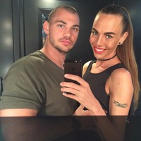 Kini wanita dengan tinggi lima kaki 10 inci tersebut menikah dengan binaraga Swedia Torbjorn Ostergen. Keduanya telah memiliki dua anak perempuan.  Foto: Instagram Ia Ostergren