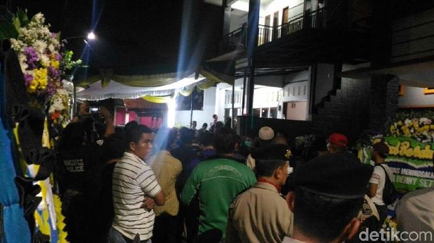 Jenazah Bripka Deni Diberangkatkan dari Rumah Duka ke Pemakaman
