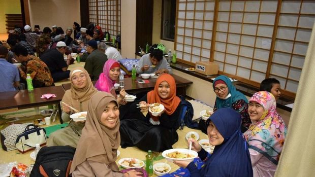 Guyubnya Menyiapkan Takjil di Hamamatsu Jepang
