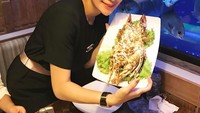Duh, Erin bikin ngiler karena memperlihatkan lobster berbalut keju di tangannya. Pasti mantap nih! Foto: Instagram erintaulany