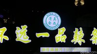 Kunci berburu makanan halal di Yinchuan, ada di label berwarna hijau ini: Ning Xia Qing Zhen Shi Pin. Qing Zhen berarti Halal, sedangkan, Shi Pin artinya makanan. Jadi, Qing Zhen Shi Pin artinya Makanan Halal. (Wahyu/detikTravel)