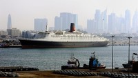 QE2 bersandar di Dubai. Kapal pesiar QE2 memulai pelayaran perdananya pada 1969. Dibuat di galangan kapal Clydebank, Skotlandia, selama lebih dari 30 tahun kapal pesiar QE2 menjadi andalan Cunard Line (CNN Travel)