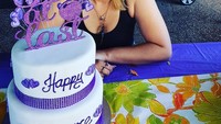 Kue perceraian juga bisa dibuat manis dengan warna ungu. Kue buatan @i_am_mz_v ini bertuliskan Happy Divorce. Foto: Istimewa
