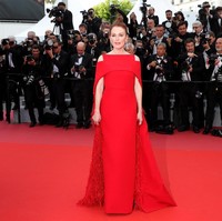 Tak ketinggalan Julianne Moore yang mencuri perhatian dengan gaun merah Givenchy Haute Couture yang dilengkapi ekor panjang nan dramatis. (Foto: Getty Images)