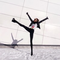 Ia Ostergen kerap memamerkan kaki panjangnya ketika berpose di Instagram. Hasil foto pun terlihat lebih dramatis ketika wanita berambut pirang itu menonjolkan fitur tubuhnya tersebut. Foto: Instagram Ia Ostergren