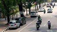 Jalur yang digunakan untuk memarkir kendaraan itu sebenarnya diperuntukkan bagi sepeda motor.