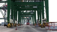 Pelabuhan ini beroperasi secara semi otomatis, dengan kata lain kebanyakan sistem pengoperasiannya menggunakan komputerisasi, minim tenaga manusia.