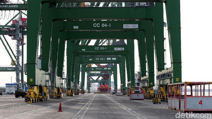 Terminal Teluk Lamong milik PT Pelindo III ini beroperasi secara semi otomatis dan sistem pengoperasiannya menggunakan komputerisasi, minim tenaga manusia.