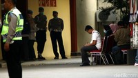 Polisi berjaga-jaga.