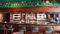 Dari 13 restoran dan tempat hiburan malam, ada Chartroom Bar akan tetap menyajikan mousse hati ayam dan Eton Mess. Ada kasino yang dipagari dengan mesin slot asli dan semua tetap berkonsep retro (CNN Travel)  