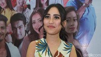 Meski begitu, Ayu tetap terlihat tegar dari setiap berita yang menghantamnya. Foto: Pool/Noel/DetikFoto.