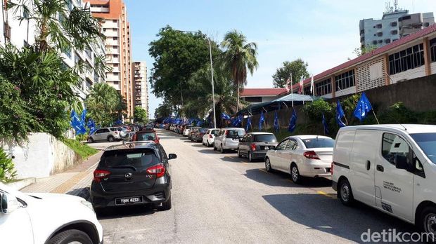 3 Spanduk Parpol Bertebaran di Hari Pemilu Malaysia