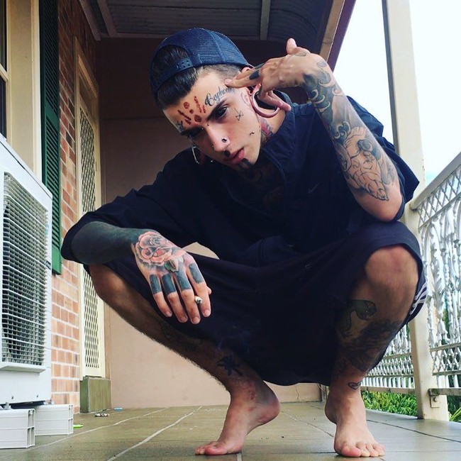 Sakit luar biasa yang dirasakannya, menurutnya sangat sepadan dengan hasilnya. Ia pun menikmati siksaan dan rasa sakit itu demi memodifikasi tubuhnya. Foto: Instagram/@ethanmodboybramble