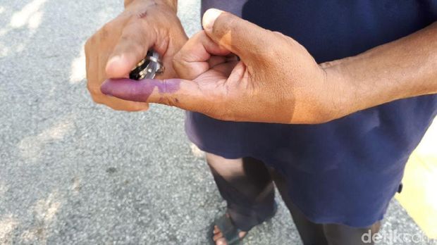 Usai mencoblos, pemilih ditandai jarinya dengan tinta