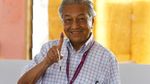 Senyum Cerah Mahathir Mohamad Usai Memilih di Pemilu Malaysia