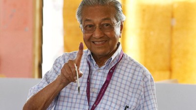 Senyum Cerah Mahathir Mohamad Usai Memilih di Pemilu Malaysia
