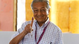 Senyum Cerah Mahathir Mohamad Usai Memilih di Pemilu Malaysia