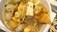 Nggak melulu makanan Barat, Erin juga suka bakwan Malang. Kali ini ia mencicip seporsi bakso khas Malang ini di Batu. Foto: Instagram erintaulany