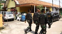 Prajurit TNI dari Kodam Jaya masih berjaga di dalam kompleks.