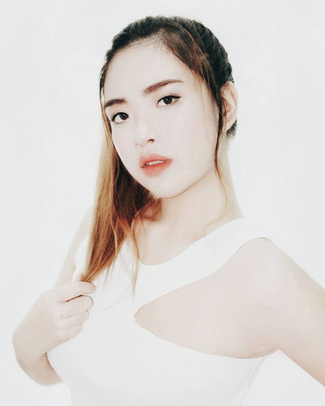 2012 saya merasa buruk dalam hidup. 2013 saya harus mengatakan saya imut. 2014 Saya selalu ingin memakai gaun tanpa orang berpikir saya hamil. 2016 saya bisa memakai bikini one piece, tulis Riza pada postingan Facebook yang menyertakan foto penampilan dirinya dari tahun ke tahun. Foto: Facebook