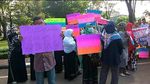 Foto: Demo Tuntut Istri Bos Abu Tours Jadi Tersangka