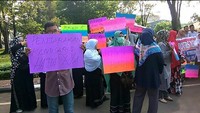 Selain berorasi, para agen dan mitra Abu Tours ini juga membawa sejumlah poster dan spanduk yang berisi tuntutan mereka. Setelah beberapa saat berorasi, mereka ditemui langsung oleh tim penyidik Abu Tours di depan pintu utama Mapolda Sulsel. 