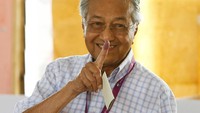 Dalam pemilu ini, Mahathir kembali mencalonkan diri sebagai anggota parlemen mewakili Langkawi. Namun dia tidak akan memilih di wilayah itu, melainkan terbang ke Titi Gajah, Kedah, untuk menggunakan hak suara di sana. Lai Seng Sin/Reuters.
