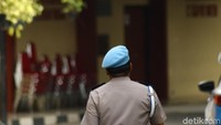 Seorang petugas berkeliling mengamankan lokasi sekitar ruang jenazah RS Polri Kramat Jati.